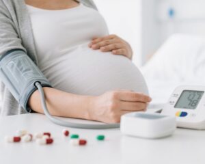 重度妊娠高血压综合征中优化硝苯地平GITS给药剂量：每日60毫克与每日两次30毫克——来自随机对照试验的证据
